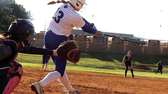 Wildcats Cruise In Softball