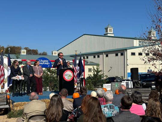 Governor Visits Horse Center To Present Award