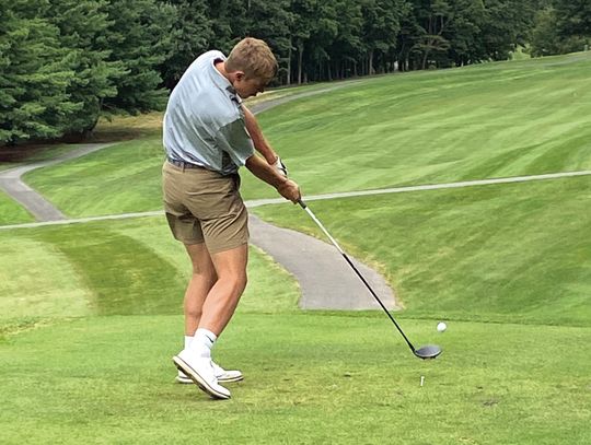 RC Golfers Stay Unbeaten In District